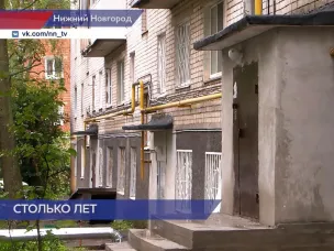 Подъезды дома № 18 на улице Крылова ремонтируют после жалоб жильцов